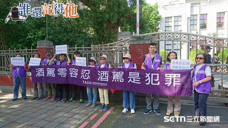 為了守護「酒駕零容忍」，陳敏香不顧高齡走上街頭。她坦言，作為民間小協會，缺乏政府資金且運作艱辛，目前全靠熱心醫師與秘書長苦撐。面對大眾的冷漠與資源匱乏，這位母親孤軍奮戰的身影令人鼻酸，她期盼更多人能看見這道傷痕，共同伸出援手，讓酒駕防治不再只是家屬的孤單抗爭。（圖／翻攝自酒駕防治協會臉書）