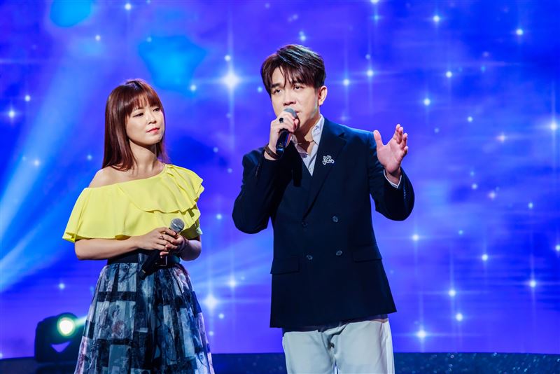 翁鈺鈞(左)、許志豪合唱。(圖／電視台提供）