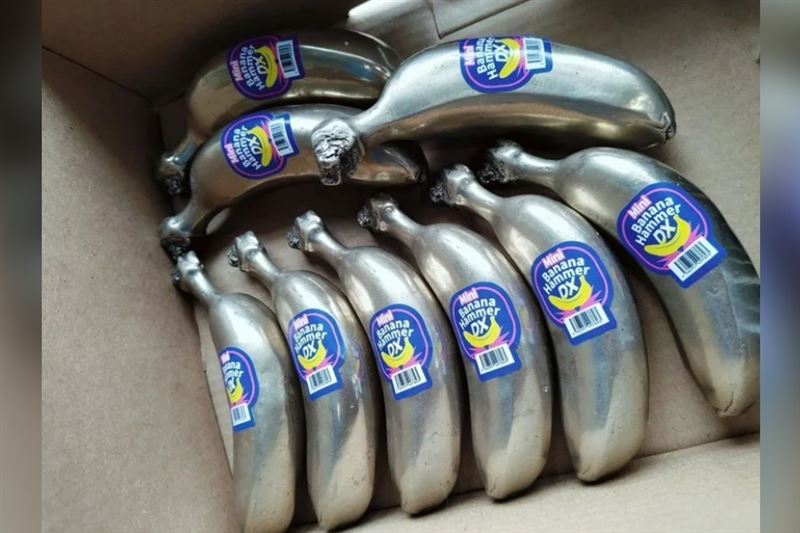 所謂的「鋼鐵香蕉」,其實是一把外型神似香蕉的鐵鎚。(圖/翻攝自X「IRON FACTORY IKEDA」)