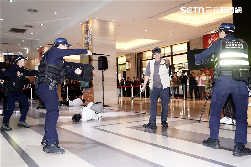 台北市長蔣萬安視導高強度演練，轉運站模擬歹徒攻擊，警方出動制服（圖／記者趙于瑩攝影）