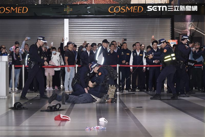 台北市長蔣萬安視導高強度演練，轉運站模擬歹徒攻擊，警方出動制服（圖／記者趙于瑩攝影）