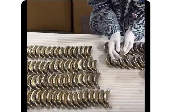 平安夜,有台灣人下單1500根「鋼鐵香蕉」。(圖/翻攝自X「IRON FACTORY IKEDA」)