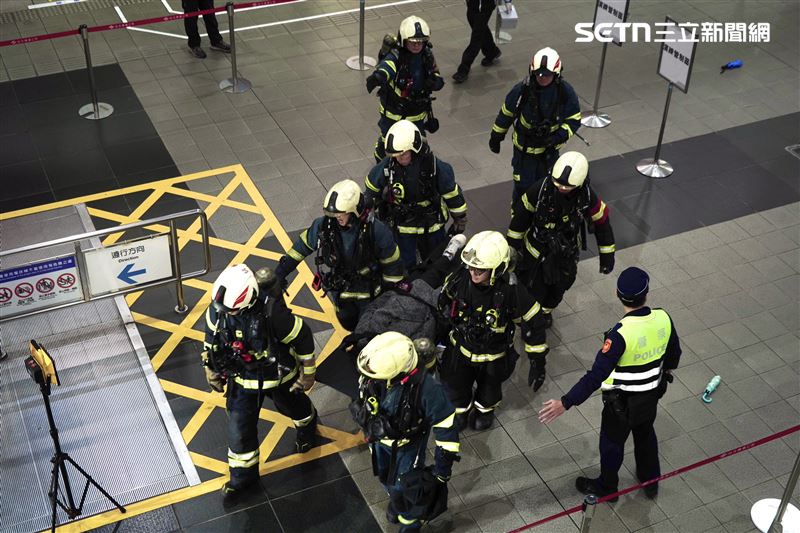 台北市長蔣萬安視導高強度演練，捷運站內遭歹徒攻擊，警消到場護送傷患（圖／記者趙于瑩攝影）