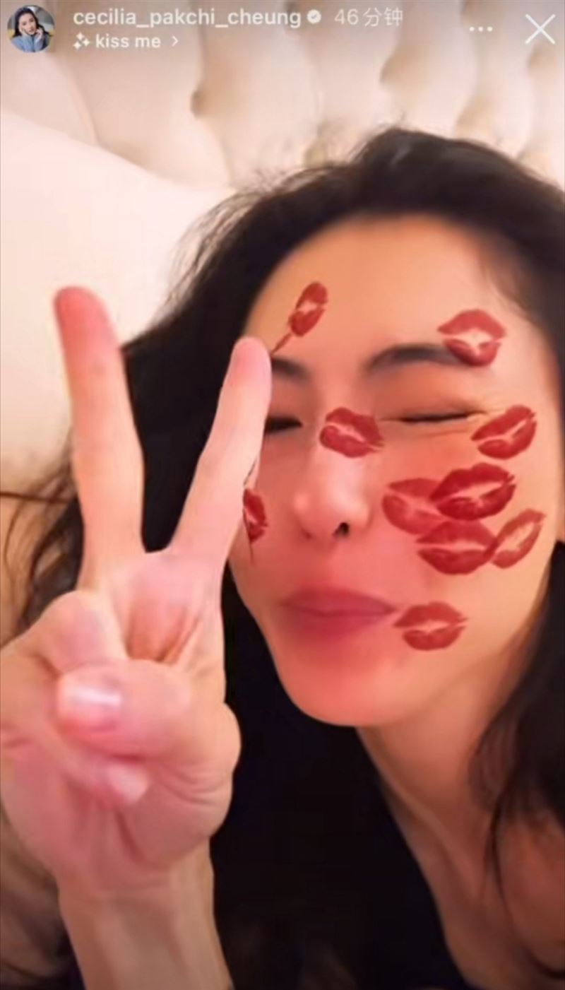張柏芝開心過聖誕節,發出躺在床上的自拍影片。(圖/翻攝自IG @cecilia_pakchi_cheung)