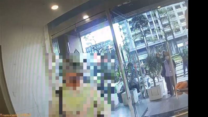警方到場後陳女情緒已平復，但仍依恐嚇現行犯當場逮捕。（圖／翻攝畫面）