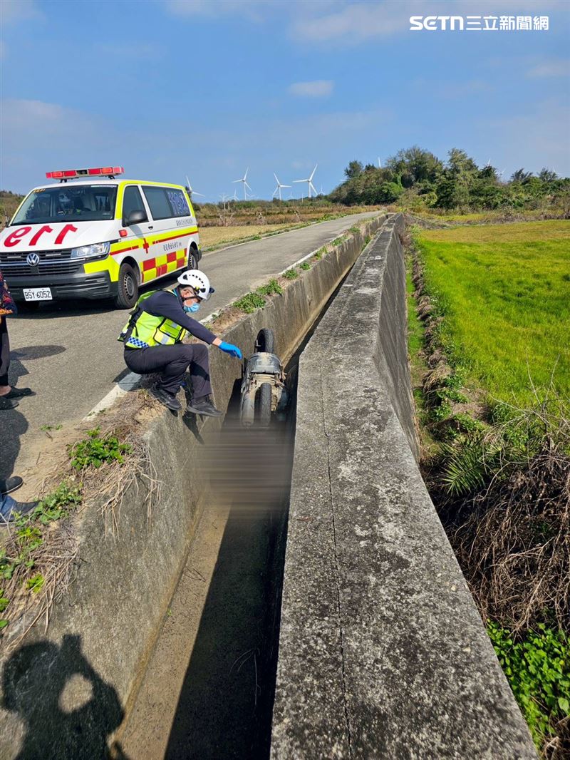 苗栗87歲翁騎車外出墜溝喪命，機車二輪朝天倒插在水溝中。（圖／翻攝畫面）