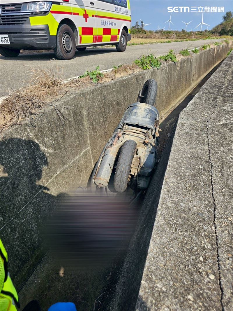 苗栗87歲翁騎車外出墜溝喪命，機車二輪朝天倒插在水溝中。（圖／翻攝畫面）
