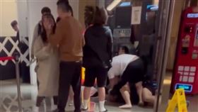 新北市淡水區某一處商場昨天（25日）發生一起鬥毆事件，白姓男子（21歲）在一家連鎖壽司點排隊等待用餐時，與同在排隊的簡姓女子發生擦撞，雙方爆發口角、肢體衝突，白妻與白母也加入混戰，白母甚至朝簡女的丈夫狂呼巴掌，白家3人最後全被警方帶回偵辦。