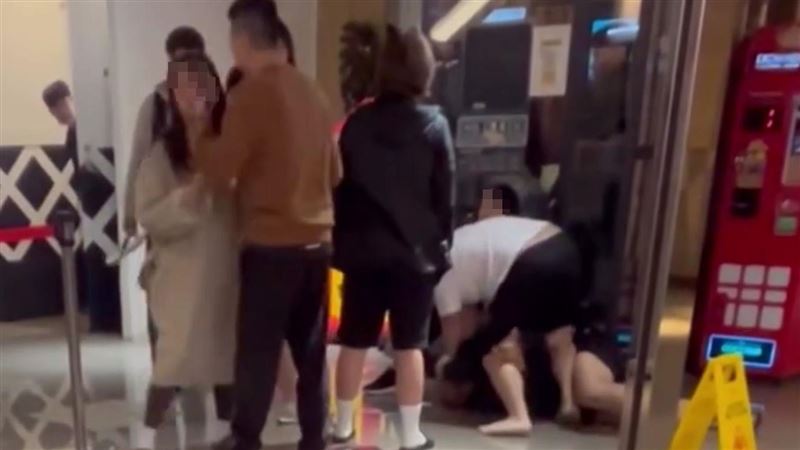 淡水一家連鎖壽司外爆發肢體衝突。（圖／翻攝畫面）