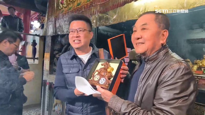 幸運民眾提前領到馬年新錢母