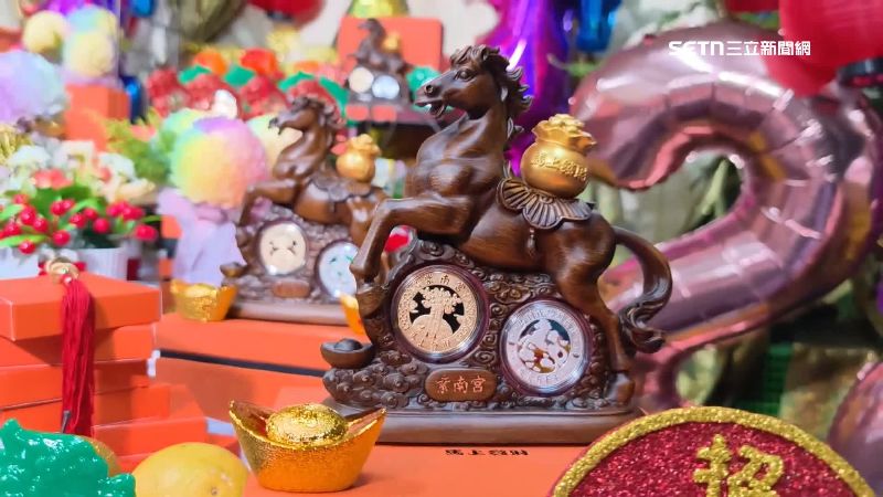 紫南宮馬年錢母曝光，相當有設計感，民眾搶排。（圖／翻攝畫面）