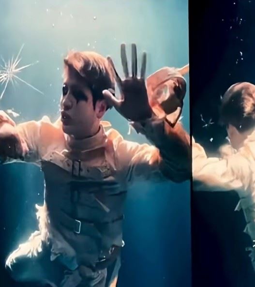 王嘉爾於10月在泰國曼谷舉辦世界巡迴演唱會,作為2025–2026巡演首站,演出本身話題十足,其中最引發討論的,是他在舞台尾聲突然下墜的退場方式。(圖/翻攝自網路)