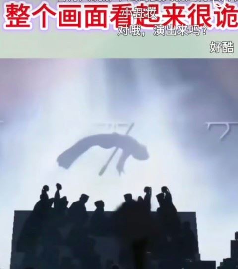 王嘉爾曾以魔術結合舞台效果,呈現「劍穿心」的退場橋段,當時同樣引發熱議。(圖/翻攝自微博)