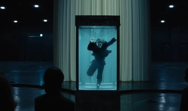 畫面中,王嘉爾在水箱內不斷揮拳尋找出口,他仍無法逃脫。(圖/翻攝自網路)