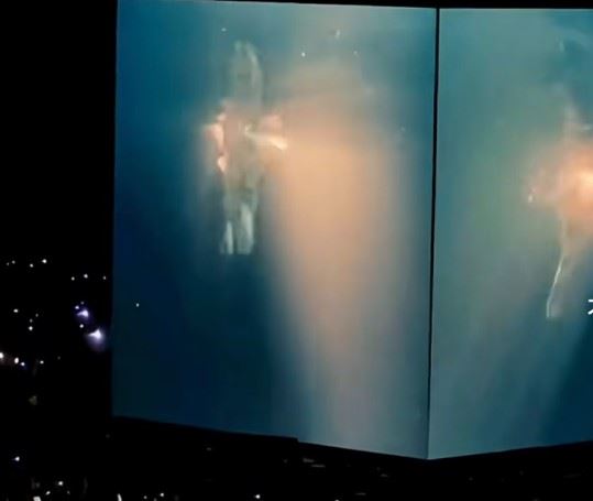 王嘉爾在曼谷演唱會的水中退場,是否真有影射特定事件,並無任何當事人證實,這段表演仍引發高度共鳴。(圖/翻攝自網路)