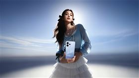 Reno15系列機身首創靈感極光美學工藝。