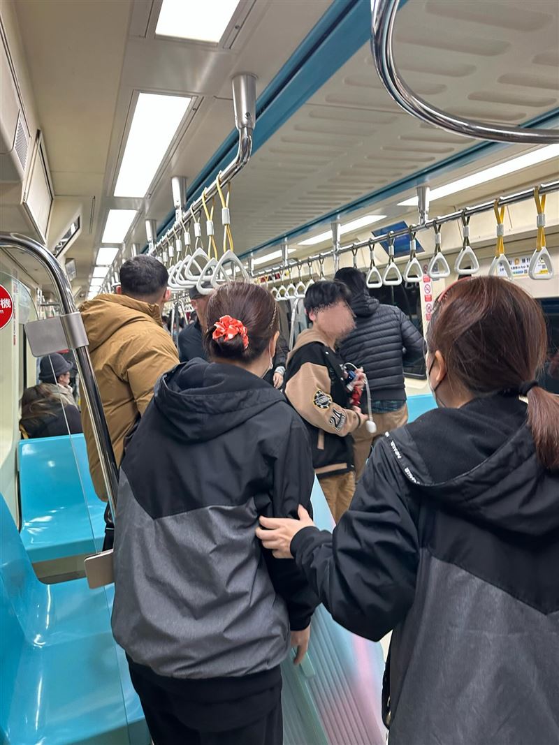 北門站發生騷動意外,眾人被嚇到在車廂內奔逃。(圖/網友bibibobo_0828授權提供)