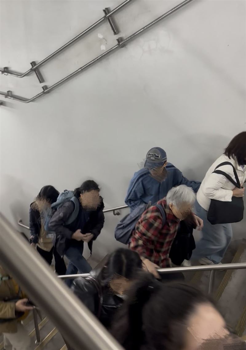 眾人心有餘悸,往站外逃跑。(圖/網友bibibobo_0828授權提供)