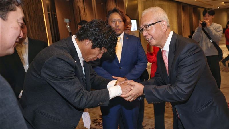 味全龍和軟銀簽下3年合作協議。(圖/味全龍提供)