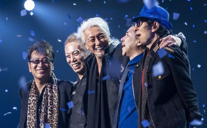 日本殿堂級歌手玉置浩二（中）驚傳身體亮紅燈。（圖／翻攝自安全地帶官網）