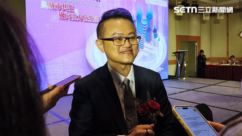 曾富瑋表示，因應總統賴清德指示方向，故宣布公司集團化，讓富品旗下服務化整為零，迎接都更大爆發年到來。（圖／記者陳韋帆攝影）