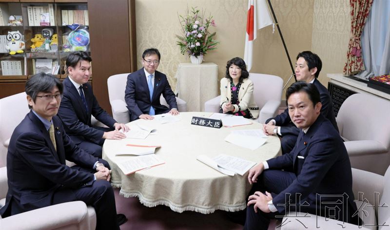 日本財務相片山皋月（中央右）和厚生勞動相上野賢一郎（中央左）圍繞2026年度預算案協商。12月24日上午攝於財務省。（共同社）