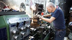 圖為台北市大同區的製造加工業者埋首工作。（中央社檔案照片）