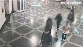 北市何男陪謝女到松山車站餐廳談判，卻被黃男等3人打成豬頭。（圖／翻攝畫面）