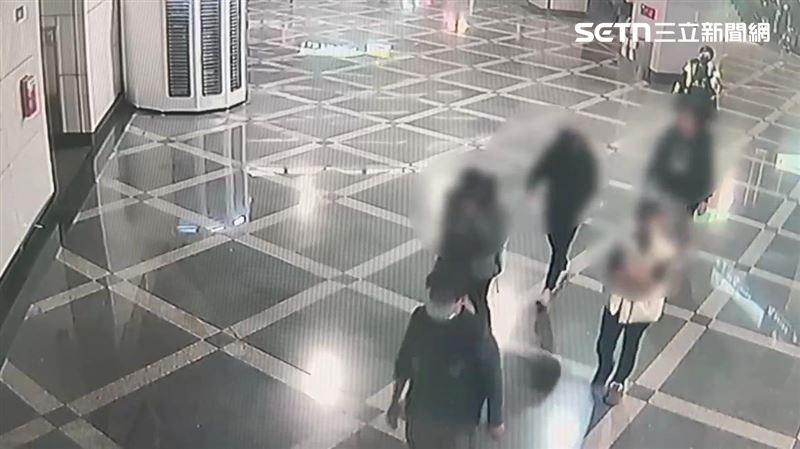 北市何男陪謝女到松山車站餐廳談判，卻被黃男等3人打成豬頭。（圖／翻攝畫面）