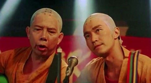 黃一飛（左）在《少林足球》中詮釋喜感十足的「大師兄」，招牌「鐵頭功」成為經典橋段。右為周星馳。（圖／翻攝自網路）