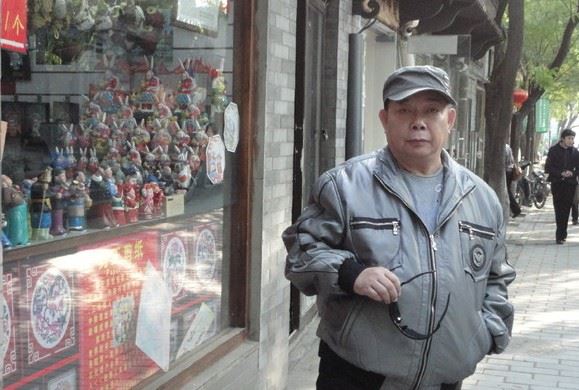 黃一飛在受訪時坦言，腿腳狀況已不如從前，外出需仰賴電動代步車，但仍自認「後生」，只要有合適角色邀約，並不打算輕言退休，對演戲依舊保持熱情。（圖／翻攝自微博）