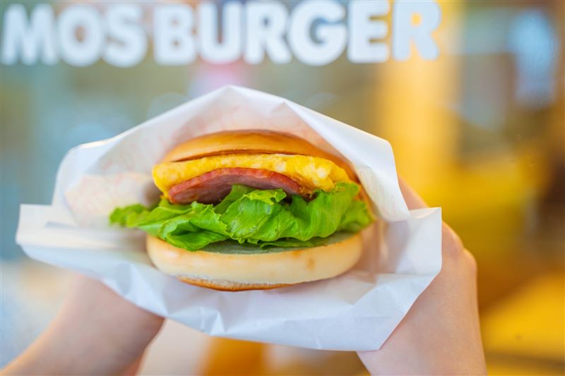 摩斯漢堡出示網路優惠券可享「MOS超值省」系列多重好康。(圖／摩斯漢堡提供）