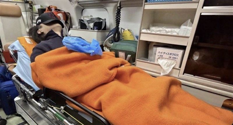 優里分享了躺在救護車內的照片，引起網友不滿。（圖／翻攝自X）