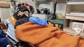 優里分享了躺在救護車內的照片，引起網友不滿。（圖／翻攝自X）