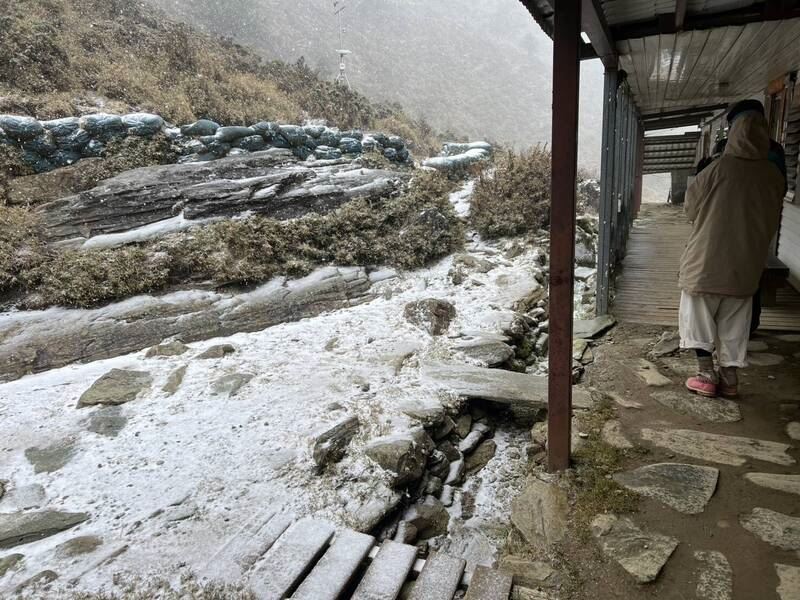今日中午12點，向陽山屋、嘉明湖山屋附近已經開始下雪。（圖／林業署台東分署提供）