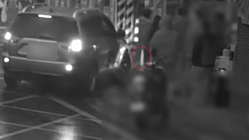 徐男一下車馬上亮出雙刀，逼2名女學生當街下跪。（圖／翻攝畫面）