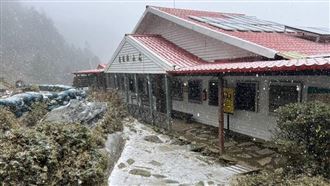向陽、嘉明湖山屋下雪了！山友驚呼很夢幻