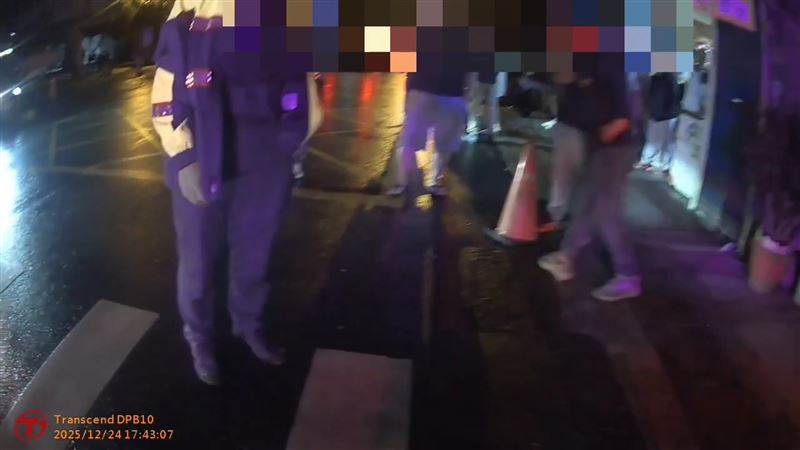 警方獲報到場了解事發原因。（圖／翻攝畫面）