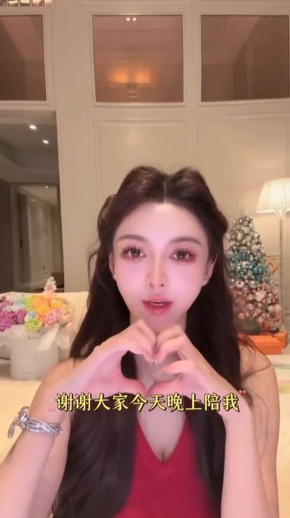 葉珂在直播時，喊出「中國人不過洋節」，但背後卻擺放一棵聖誕樹。（圖／翻攝自微博）