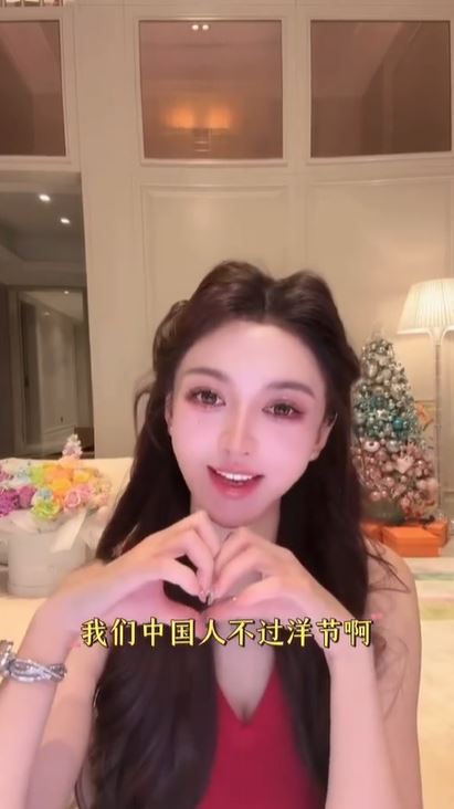 葉珂在直播時，喊出「中國人不過洋節」，但背後卻擺放一棵聖誕樹。（圖／翻攝自微博）