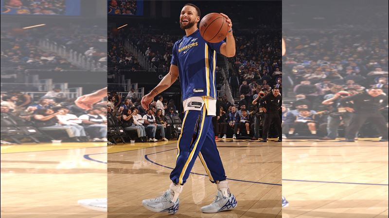 聖誕大戰柯瑞（Stephen Curry）穿湯普森（Klay Thompson）球鞋應戰。（圖／翻攝自X平台 @nicekicks）