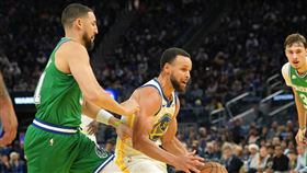 柯瑞（Stephen Curry）和湯普森（Klay Thompson）再度在灣區交手。（圖／路透社／達志影像）（圖／路透社／達志影像）