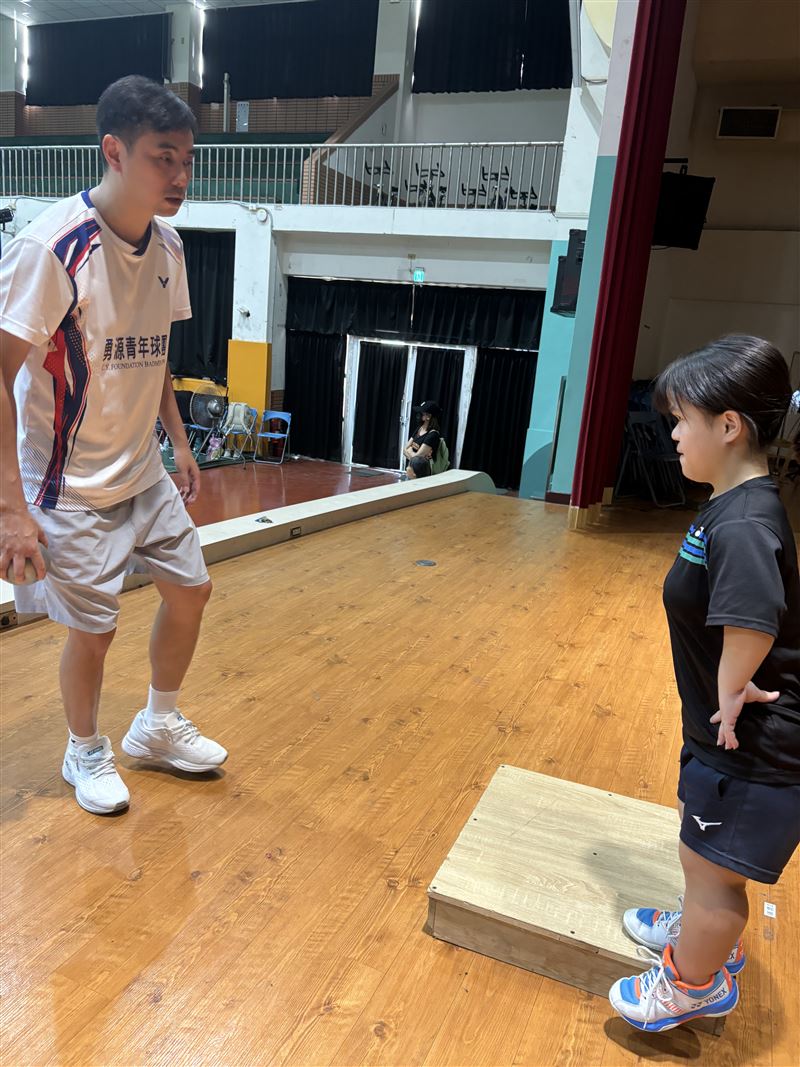 鄭竣逸依據帕拉羽球選手肌力身高與技術特性量身調整課表協助選手精準提升表現