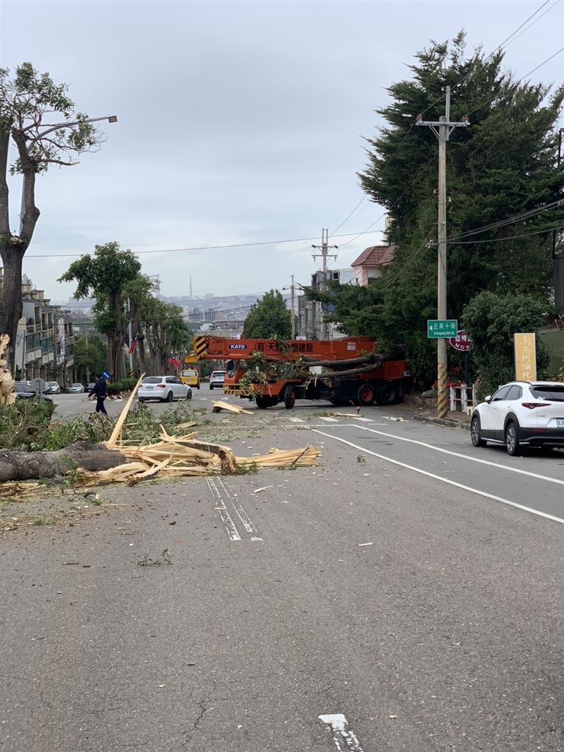 大吊車行經台灣大道六段與正英路口等紅燈時，突然倒退往後滑，失控撞上摩鐵圍牆才停下。(圖／翻攝畫面)
