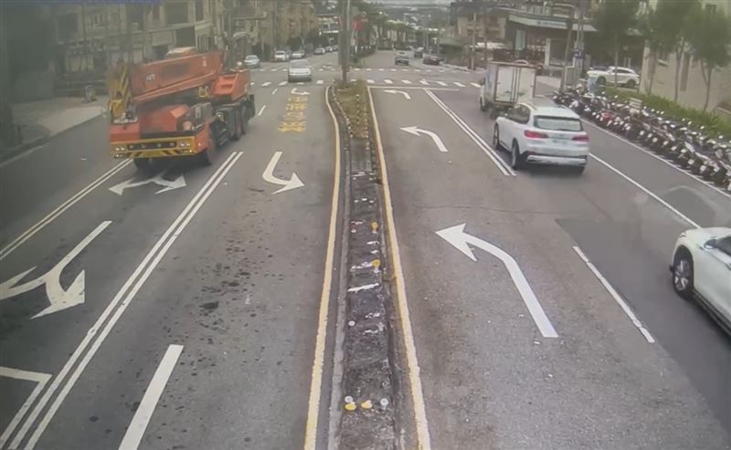 吊車駕駛聲稱是剎車失靈，才會倒退，所幸無人傷亡。(圖／翻攝畫面)