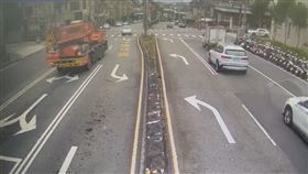 台中沙鹿，台灣大道六段，吊車等紅燈倒退嚕，撞上摩鐵圍牆才停 騎士驚險閃避(圖／翻攝畫面)