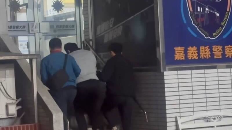 張文事件過後陸續出現許多模仿犯，其中屏東吳姓男子嘴秋「現在揪一個去中山誠品玩」、「丟煙霧彈不揪」、「斬殺芽芽好了」等話語，讓人相當氣憤。（圖／翻攝畫面）