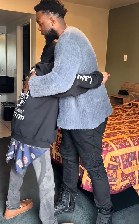 丹尼爾柯提斯李（右）伸出援手卻讓整起事件失控。（圖／翻攝自TikTok @danielcurtislee）