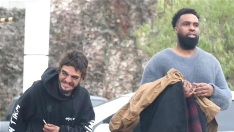 童星淪街友男星出手幫助　旅館卻被他摧毀