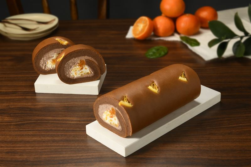 亞尼克X金家ㄟ真情獻禮，濟州橘風巧克力生乳捲，5種華麗柑橘相遇比利時巧克力，苦甜回「柑」，售價565元。（圖／品牌業者提供）